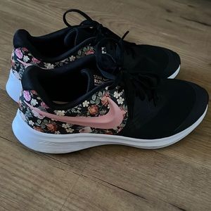 Nike girls star runner sneakers